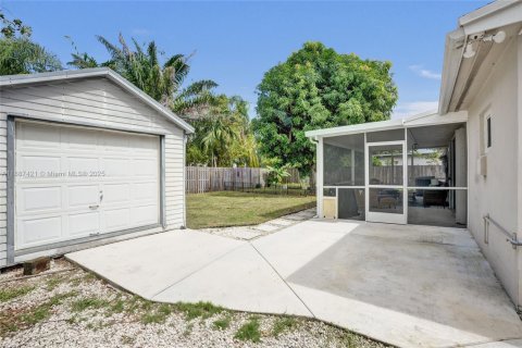 House in Cutler Bay, Florida 3 bedrooms, 130.43 sq.m. № 1945131 - photo 29