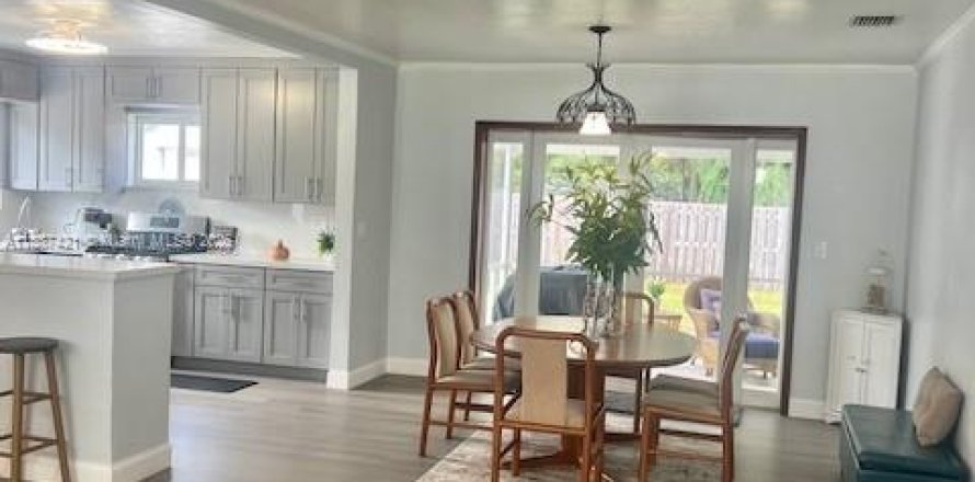 House in Cutler Bay, Florida 3 bedrooms, 130.43 sq.m. № 1945131