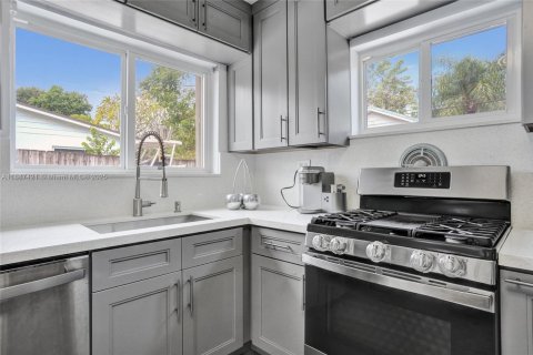 House in Cutler Bay, Florida 3 bedrooms, 130.43 sq.m. № 1945131 - photo 12