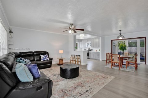 House in Cutler Bay, Florida 3 bedrooms, 130.43 sq.m. № 1945131 - photo 3