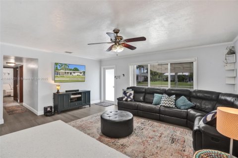 House in Cutler Bay, Florida 3 bedrooms, 130.43 sq.m. № 1945131 - photo 4