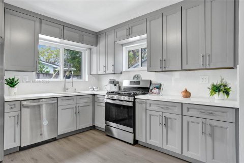 House in Cutler Bay, Florida 3 bedrooms, 130.43 sq.m. № 1945131 - photo 10