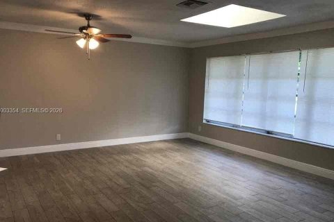 Casa en alquiler en West Palm Beach, Florida, 4 dormitorios, 213.86 m2 № 2066533 - foto 2