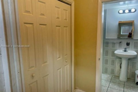 House in Miramar, Florida 4 bedrooms № 2066294 - photo 25