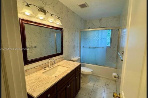 House in Miramar, Florida 4 bedrooms № 2066294 - photo 11
