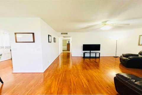 Condo in Deerfield Beach, Florida, 2 bedrooms  № 1736069 - photo 2