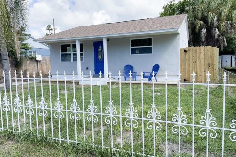 House in Saint Petersburg, Florida 4 bedrooms, 97.18 sq.m. № 2233660