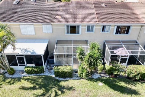 Townhouse in Deerfield Beach, Florida 2 bedrooms, 134.34 sq.m. № 1777829 - photo 2