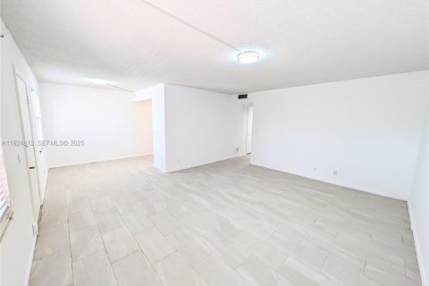 Condominio en venta en Pembroke Pines, Florida, 2 dormitorios, 96.99 m2 № 1983073 - foto 5