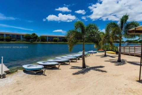 Condominio en venta en Pembroke Pines, Florida, 2 dormitorios, 96.99 m2 № 1983073 - foto 23