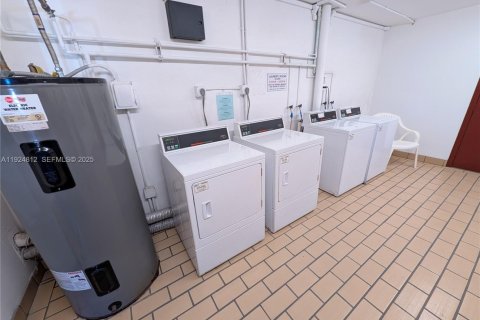 Condominio en venta en Pembroke Pines, Florida, 2 dormitorios, 96.99 m2 № 1983073 - foto 14