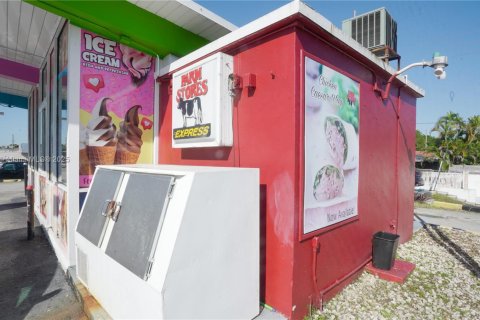 Commercial property in Miami, Florida № 1729312 - photo 28