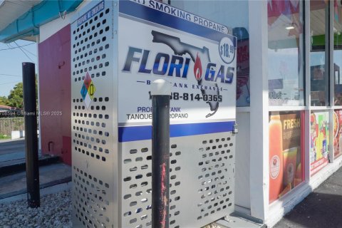 Commercial property in Miami, Florida № 1729312 - photo 11