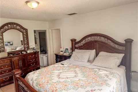 House in Pembroke Pines, Florida 4 bedrooms, 196.4 sq.m. № 1874546 - photo 2