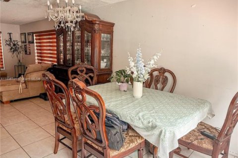 House in Pembroke Pines, Florida 4 bedrooms, 196.4 sq.m. № 1874546 - photo 17