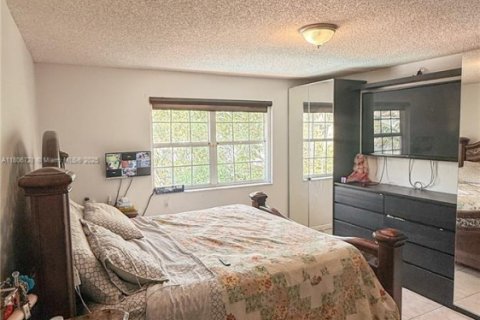 House in Pembroke Pines, Florida 4 bedrooms, 196.4 sq.m. № 1874546 - photo 3