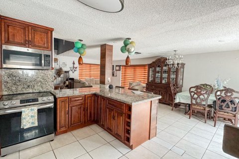 House in Pembroke Pines, Florida 4 bedrooms, 196.4 sq.m. № 1874546 - photo 14