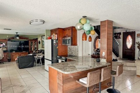 House in Pembroke Pines, Florida 4 bedrooms, 196.4 sq.m. № 1874546 - photo 18