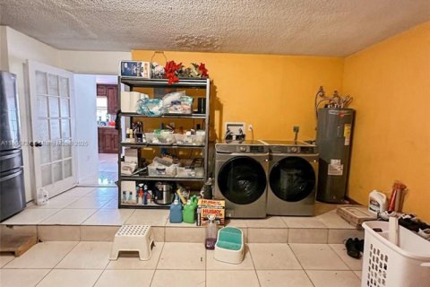 House in Pembroke Pines, Florida 4 bedrooms, 196.4 sq.m. № 1874546 - photo 27
