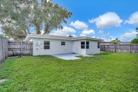 House in Oakland Park, Florida 3 bedrooms, 92.62 sq.m. № 2081928 - photo 3