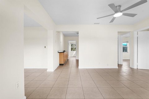 House in Oakland Park, Florida 3 bedrooms, 92.62 sq.m. № 2081928 - photo 6
