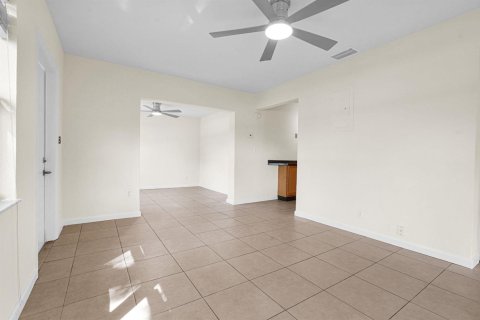 House in Oakland Park, Florida 3 bedrooms, 92.62 sq.m. № 2081928 - photo 7