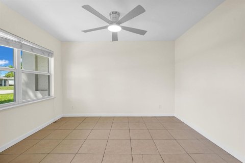 House in Oakland Park, Florida 3 bedrooms, 92.62 sq.m. № 2081928 - photo 10