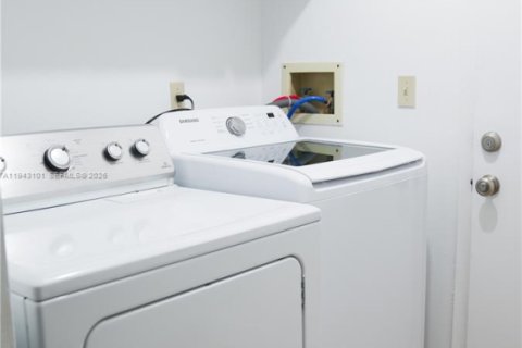 Touwnhouse à louer à Miami, Floride: 3 chambres, 175.59 m2 № 2001233 - photo 14