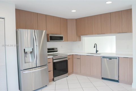 Touwnhouse à louer à Miami, Floride: 3 chambres, 175.59 m2 № 2001233 - photo 3