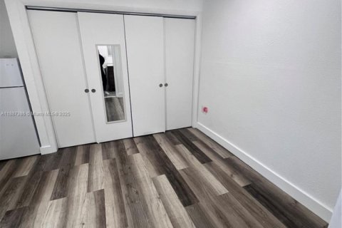 Commercial property in Miami, Florida 1 bedroom, 135.73 sq.m. № 1941679 - photo 9