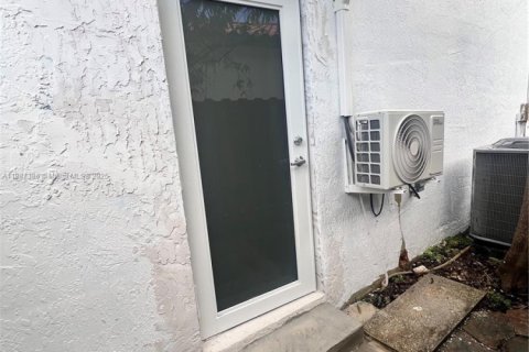 Commercial property in Miami, Florida 1 bedroom, 135.73 sq.m. № 1941679 - photo 3