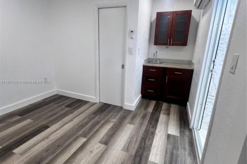 Commercial property in Miami, Florida 1 bedroom, 135.73 sq.m. № 1941679 - photo 16