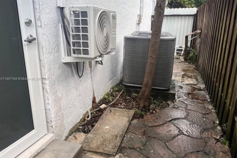 Commercial property in Miami, Florida 1 bedroom, 135.73 sq.m. № 1941679 - photo 2