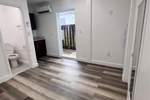 Commercial property in Miami, Florida 1 bedroom, 135.73 sq.m. № 1941679 - photo 12