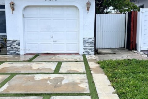 Commercial property in Miami, Florida 1 bedroom, 135.73 sq.m. № 1941679 - photo 1