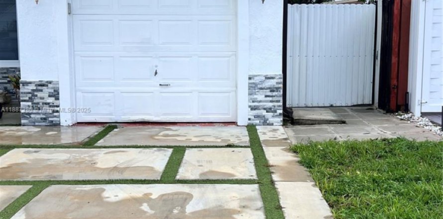 Commercial property in Miami, Florida 1 bedroom, 135.73 sq.m. № 1941679