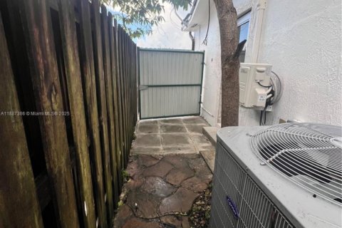 Commercial property in Miami, Florida 1 bedroom, 135.73 sq.m. № 1941679 - photo 4