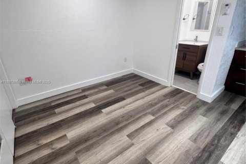 Commercial property in Miami, Florida 1 bedroom, 135.73 sq.m. № 1941679 - photo 8