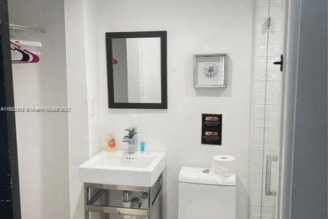 House in Miami, Florida 4 bedrooms, 123.75 sq.m. № 2018868 - photo 9