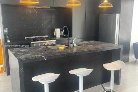 House in Miami, Florida 4 bedrooms, 123.75 sq.m. № 2018868 - photo 4