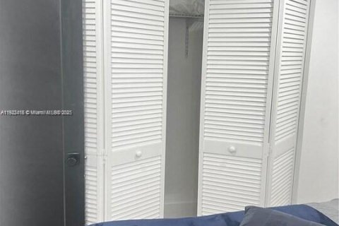 House in Miami, Florida 4 bedrooms, 123.75 sq.m. № 2018868 - photo 24