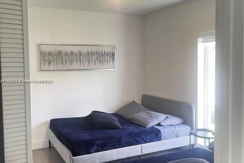 House in Miami, Florida 4 bedrooms, 123.75 sq.m. № 2018868 - photo 15