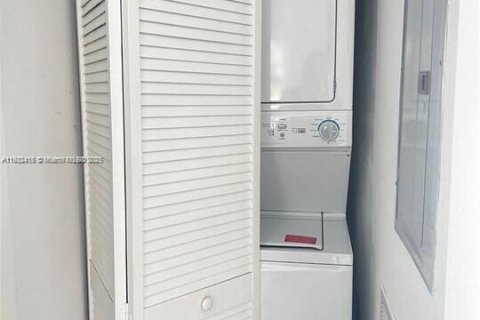 House in Miami, Florida 4 bedrooms, 123.75 sq.m. № 2018868 - photo 21