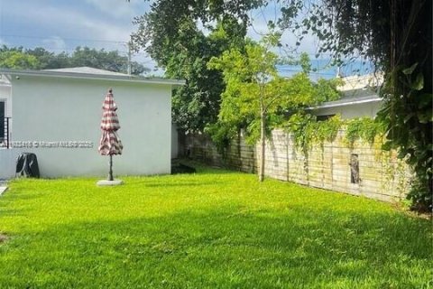 House in Miami, Florida 4 bedrooms, 123.75 sq.m. № 2018868 - photo 28