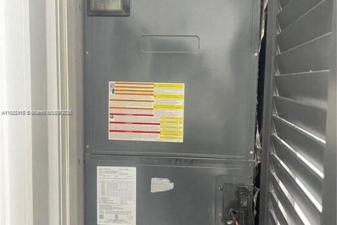 House in Miami, Florida 4 bedrooms, 123.75 sq.m. № 2018868 - photo 22