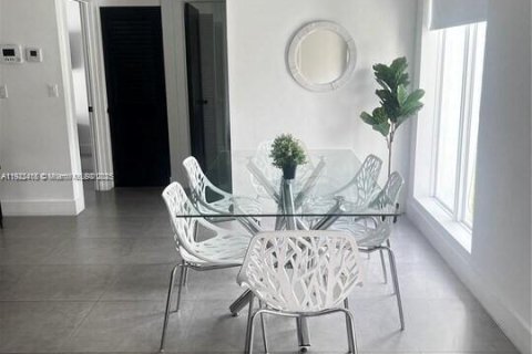 House in Miami, Florida 4 bedrooms, 123.75 sq.m. № 2018868 - photo 6