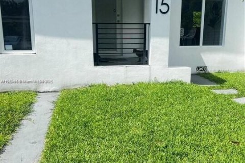 House in Miami, Florida 4 bedrooms, 123.75 sq.m. № 2018868 - photo 2