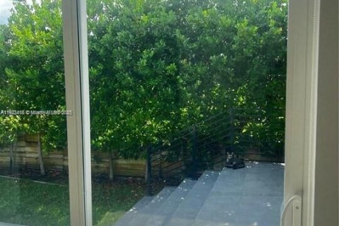 House in Miami, Florida 4 bedrooms, 123.75 sq.m. № 2018868 - photo 26