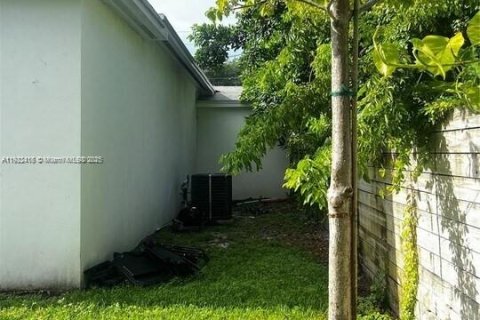 House in Miami, Florida 4 bedrooms, 123.75 sq.m. № 2018868 - photo 30