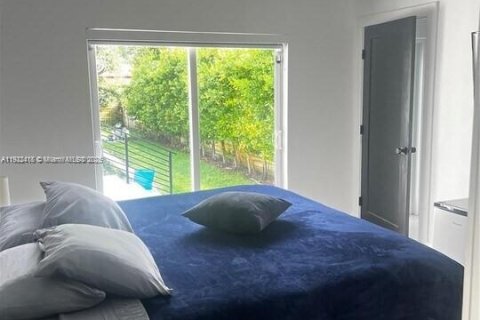 House in Miami, Florida 4 bedrooms, 123.75 sq.m. № 2018868 - photo 11